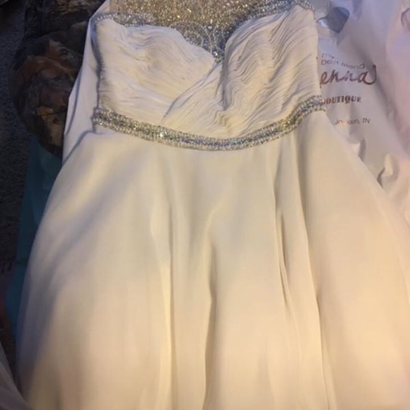 Prom Dresses - Picture 2 of 8